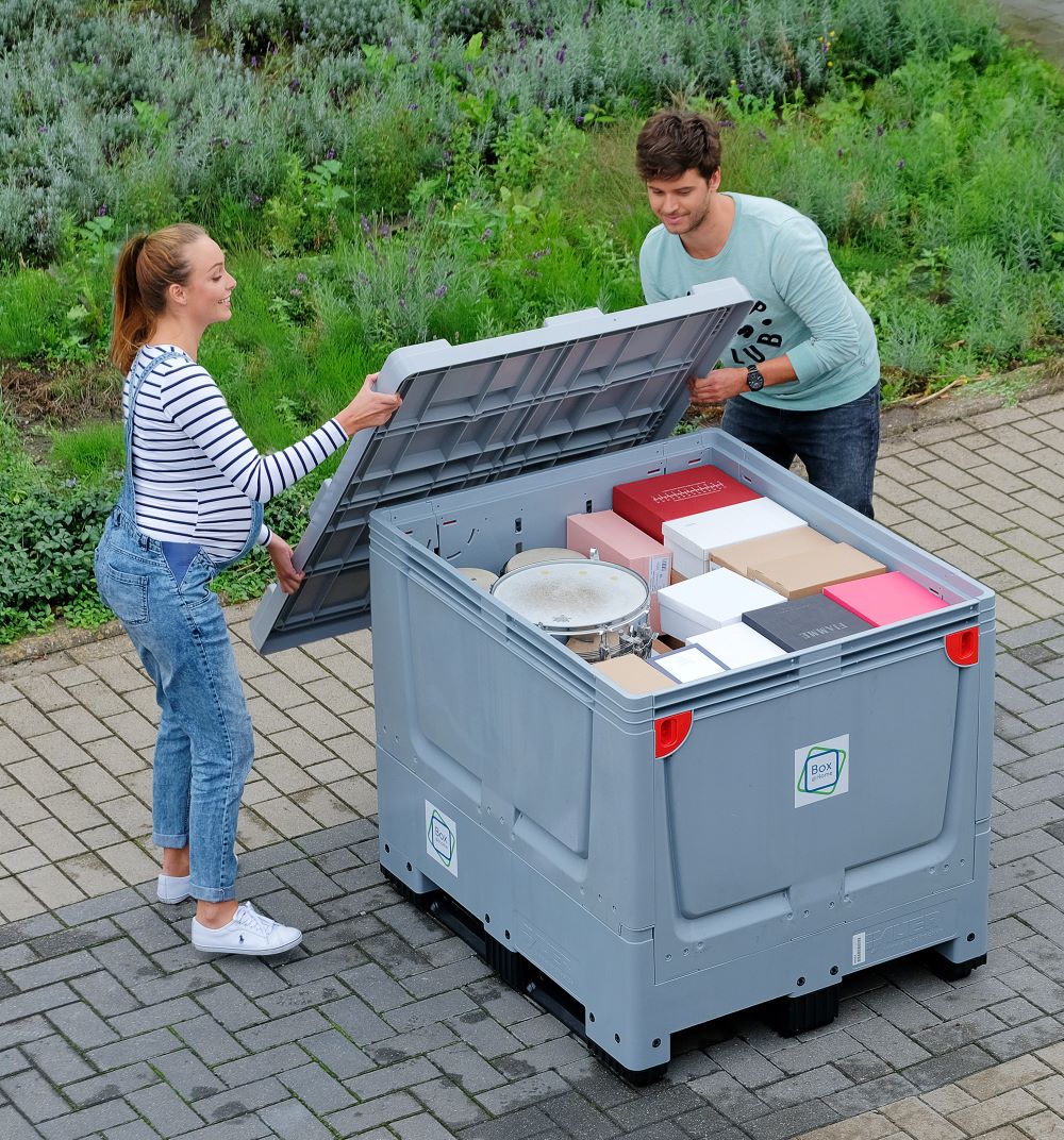 Koppel legt het deksel op hun Small Box die gevuld is met dozen.