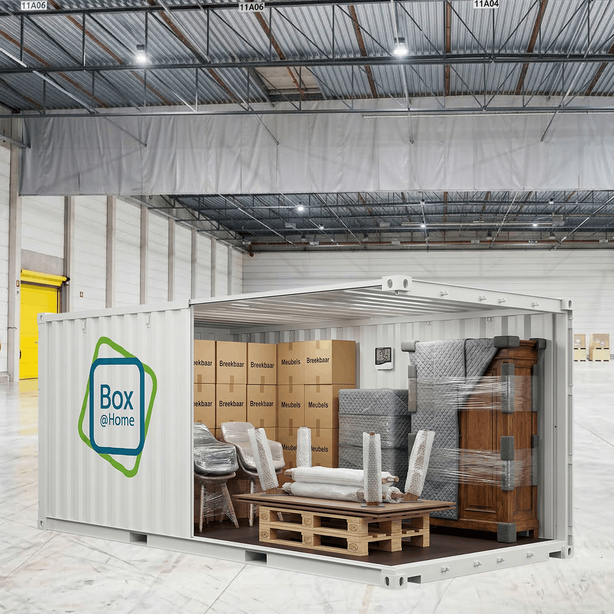 Grote 3XL container die gevuld is met alle soorten meubels: tafels, stoelen, kasten, kisten ...