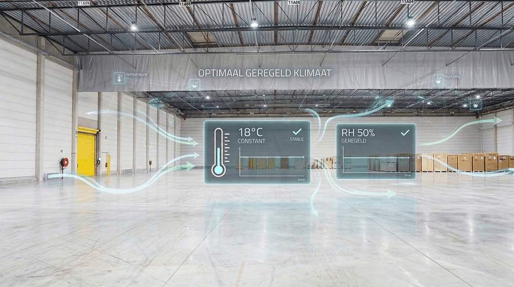 Magazijn met een paar goederen, op het beeld ziet u een infographic waar getoond wordt dat de temperatuur constant is en hetzelfde met de luchtvochtigheid.