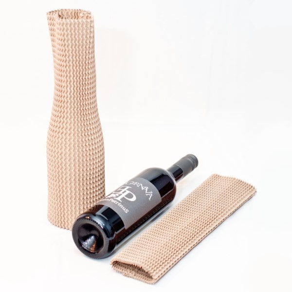 Wijnfles voorzien van kartonnen flesbeschermer