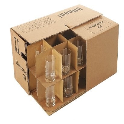 Une boîte de déménagement en carton avec un compartiment pour les verres.