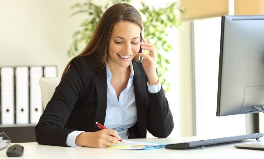 Une employée enthousiaste de Box@Home appelle un client qui souhaite un conseil personnalisé.