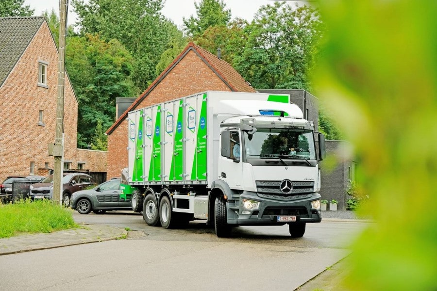 Een vrachtwagen vol met opslagboxen van Box@Home rijdt weg van bij een klant